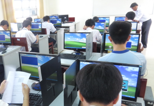 Các thí sinh tham gia phần thi thực hành trên máy tính